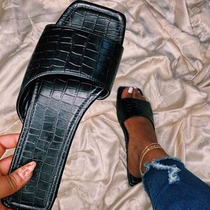 Black Croc Sandal 🖤